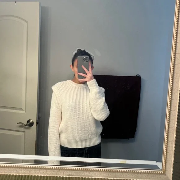 Abercrombie & Fitch white  Crew Neck Sweater - Picture 4 of 7